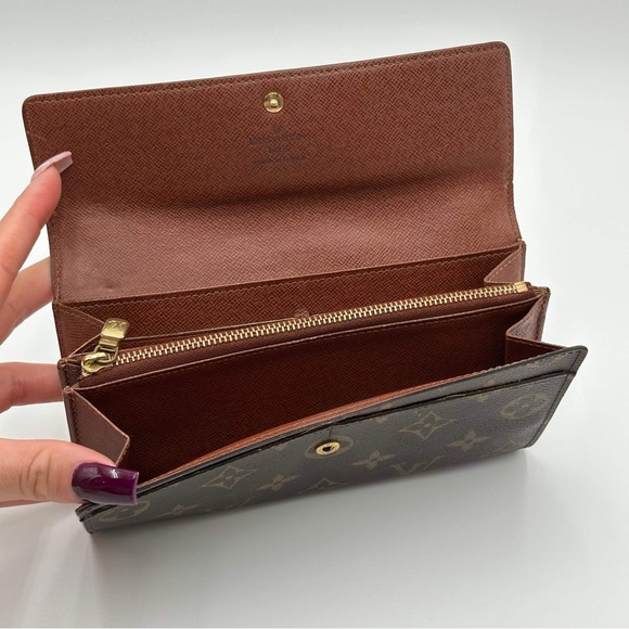 Authentic LV monogram Crossbody wallet - Picture 3 of 13